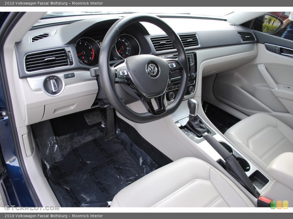 Moonrock Interior Photo for the 2019 Volkswagen Passat Wolfsburg #136459752