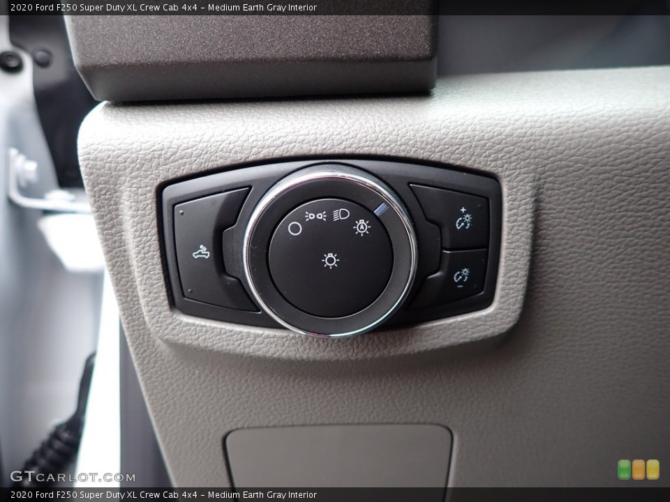 Medium Earth Gray Interior Controls for the 2020 Ford F250 Super Duty XL Crew Cab 4x4 #136500736