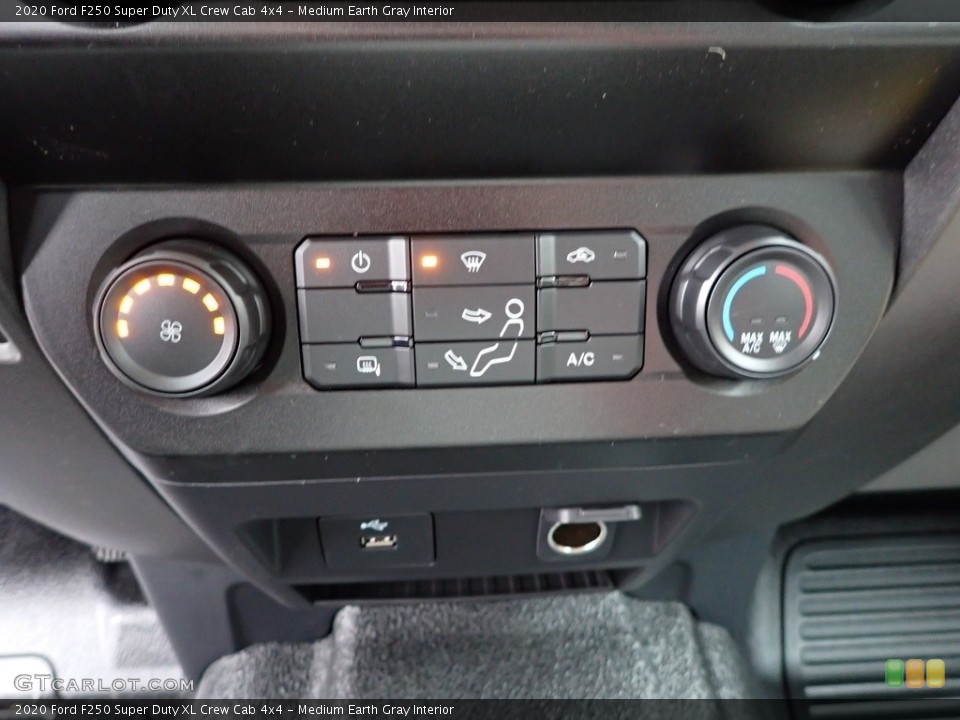 Medium Earth Gray Interior Controls for the 2020 Ford F250 Super Duty XL Crew Cab 4x4 #136500922