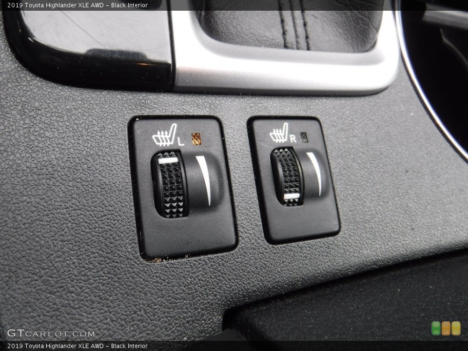 Black Interior Controls for the 2019 Toyota Highlander XLE AWD #136633025