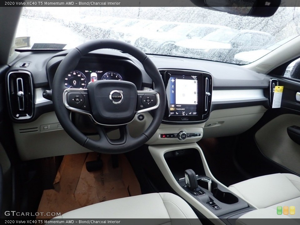 Blond/Charcoal Interior Photo for the 2020 Volvo XC40 T5 Momentum AWD #136683640
