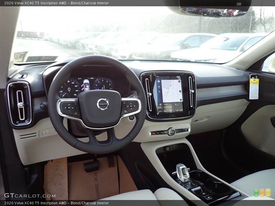 Blond/Charcoal Interior Photo for the 2020 Volvo XC40 T5 Inscription AWD #136926354