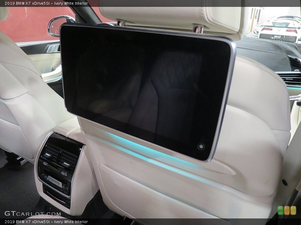 Ivory White Interior Entertainment System for the 2019 BMW X7 xDrive50i #136934511