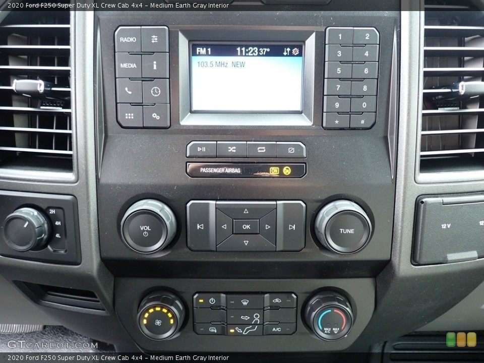 Medium Earth Gray Interior Controls for the 2020 Ford F250 Super Duty XL Crew Cab 4x4 #137208585