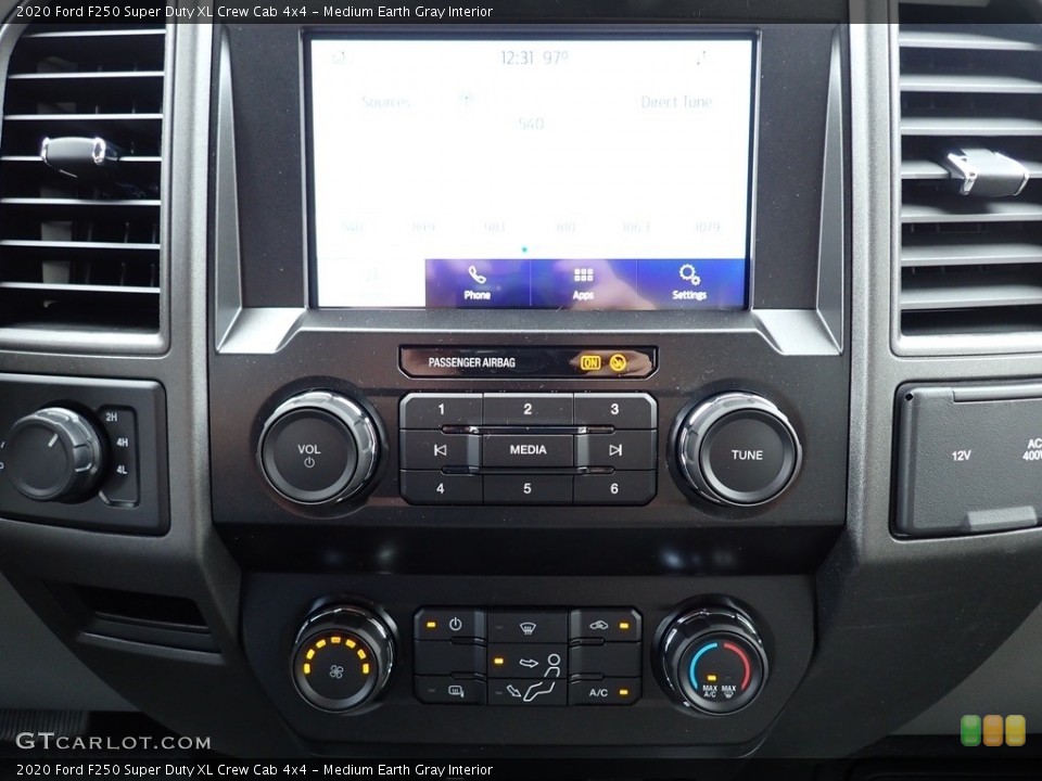 Medium Earth Gray Interior Controls for the 2020 Ford F250 Super Duty XL Crew Cab 4x4 #138309970