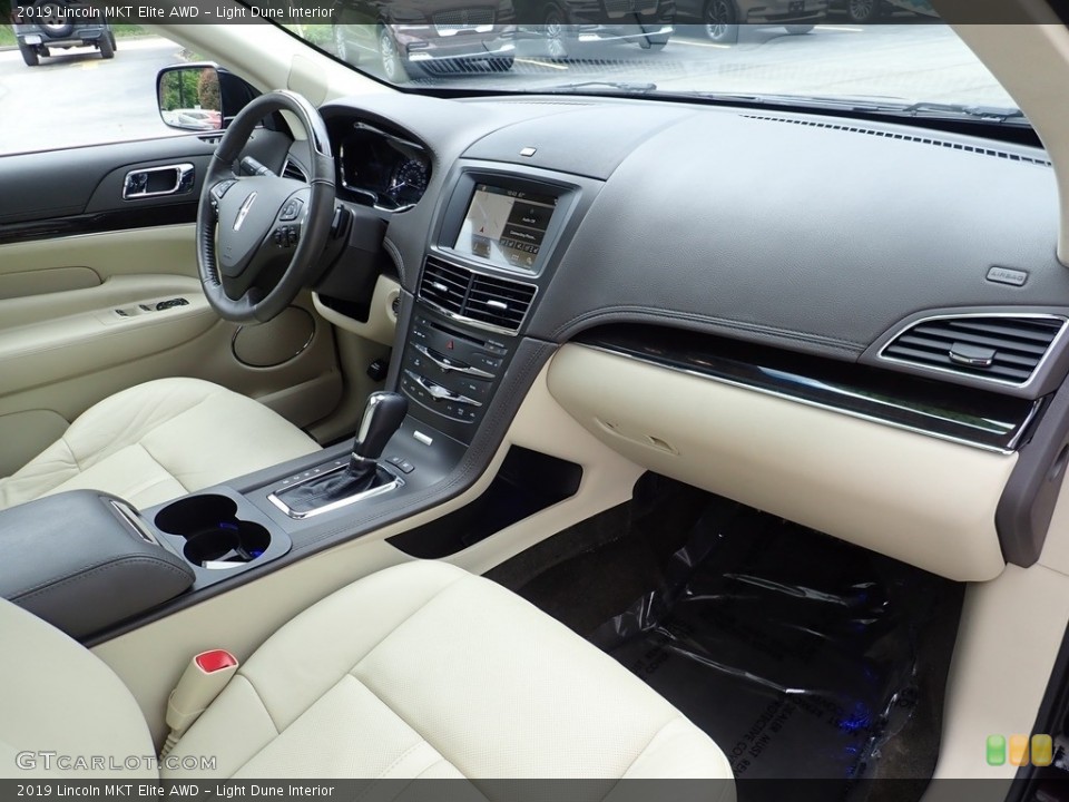 Light Dune Interior Photo for the 2019 Lincoln MKT Elite AWD #138391401