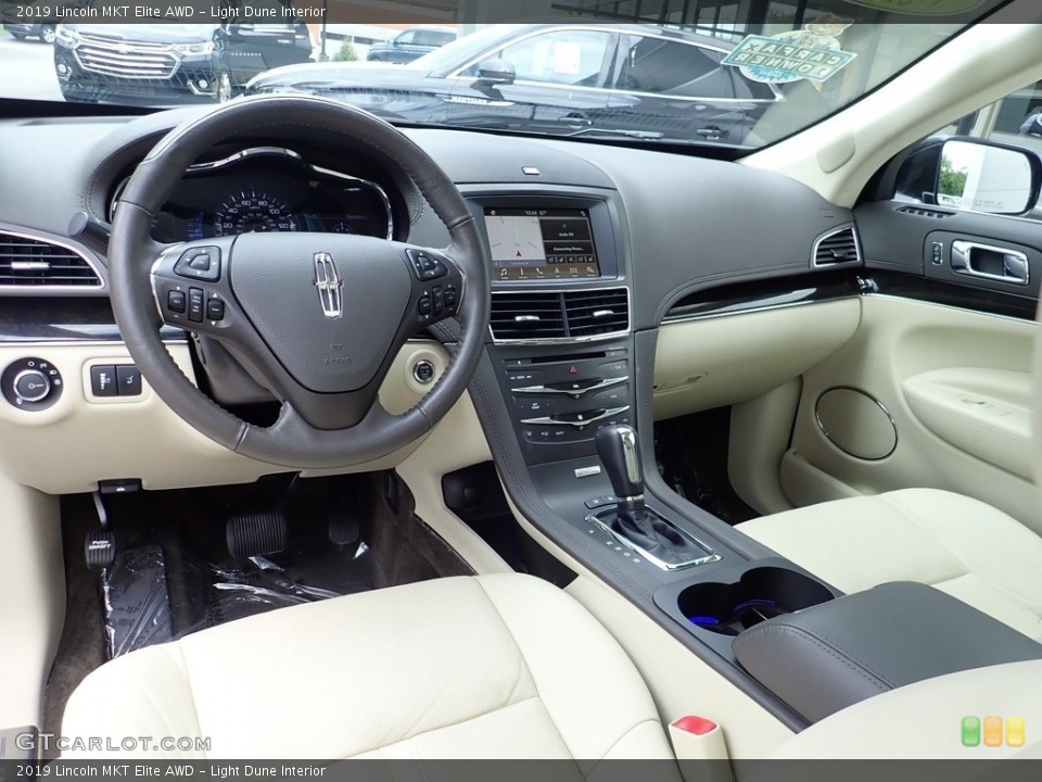 Light Dune Interior Photo for the 2019 Lincoln MKT Elite AWD #138391512