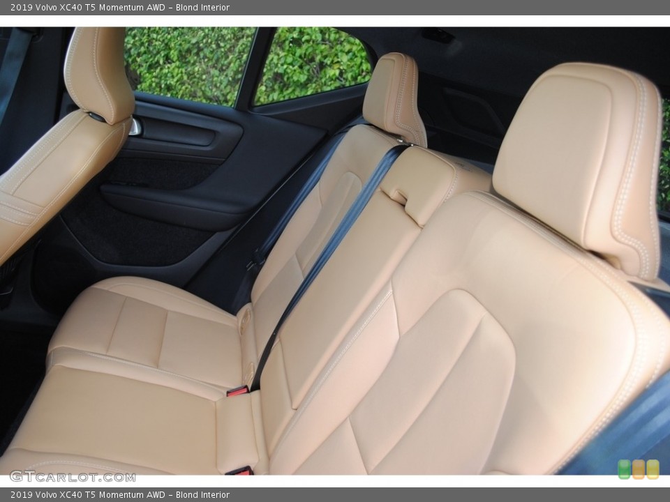 Blond Interior Rear Seat for the 2019 Volvo XC40 T5 Momentum AWD #138470319