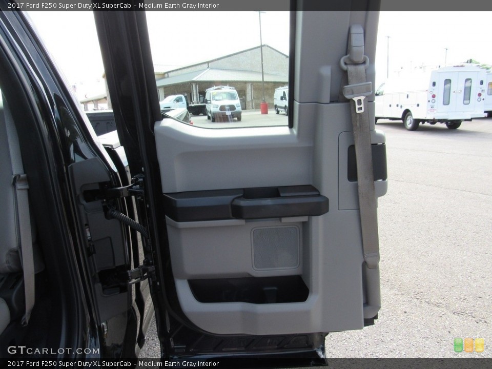 Medium Earth Gray Interior Door Panel for the 2017 Ford F250 Super Duty XL SuperCab #138515064