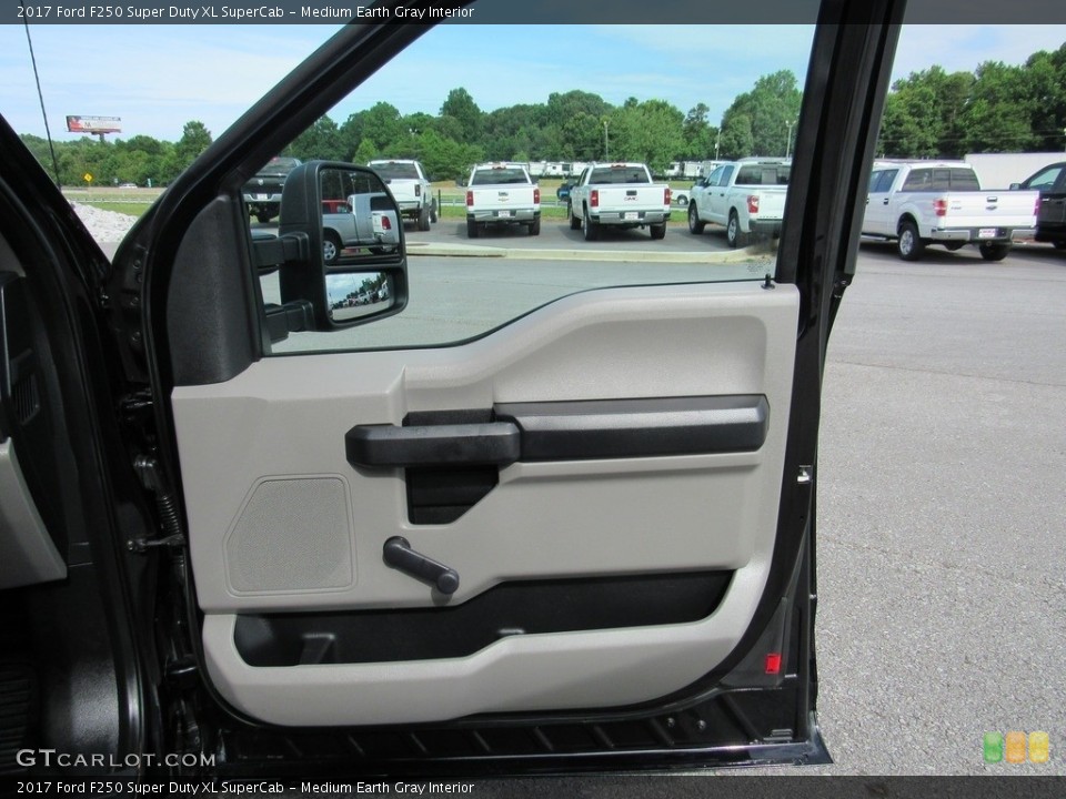 Medium Earth Gray Interior Door Panel for the 2017 Ford F250 Super Duty XL SuperCab #138515385
