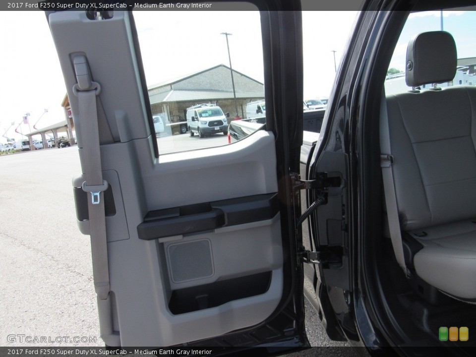 Medium Earth Gray Interior Door Panel for the 2017 Ford F250 Super Duty XL SuperCab #138515505