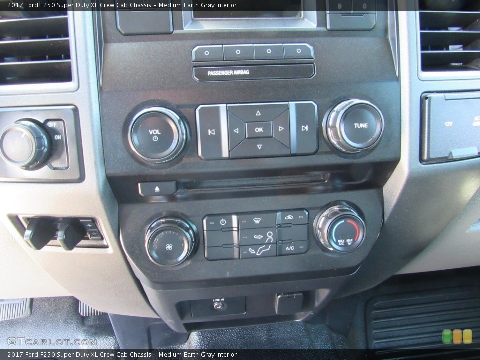 Medium Earth Gray Interior Controls for the 2017 Ford F250 Super Duty XL Crew Cab Chassis #138543990