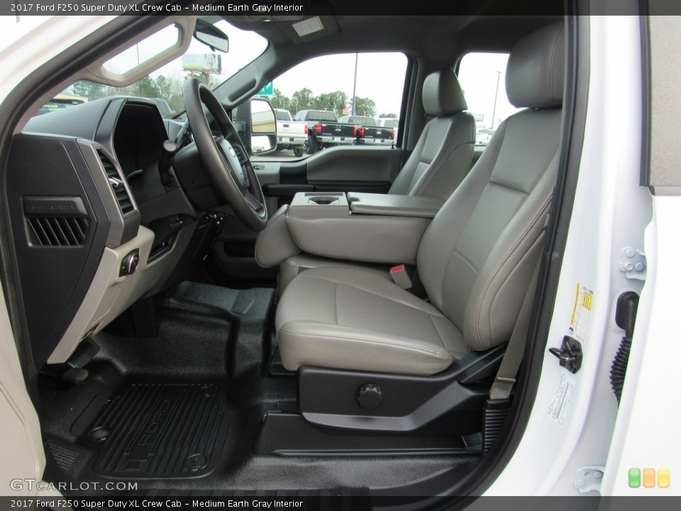 Medium Earth Gray Interior Photo for the 2017 Ford F250 Super Duty XL Crew Cab #138570909