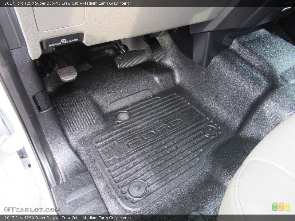 Medium Earth Gray Interior Controls for the 2017 Ford F250 Super Duty XL Crew Cab #138570966