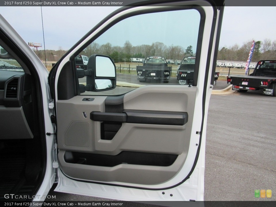 Medium Earth Gray Interior Door Panel for the 2017 Ford F250 Super Duty XL Crew Cab #138571468