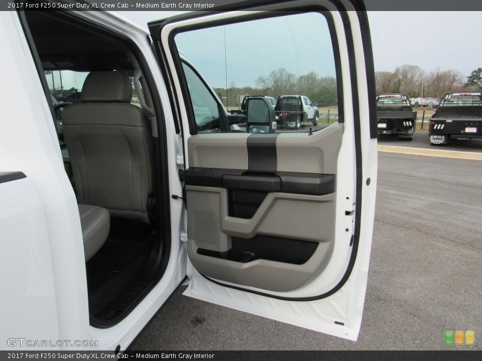 Medium Earth Gray Interior Door Panel for the 2017 Ford F250 Super Duty XL Crew Cab #138571683