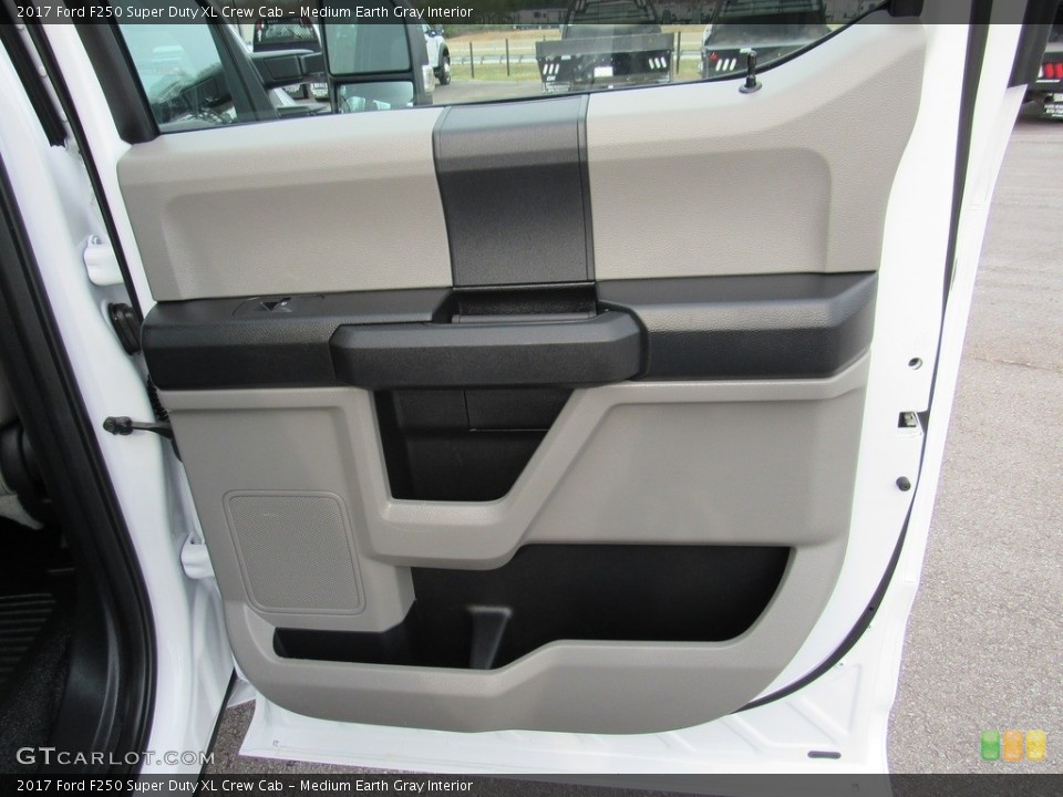 Medium Earth Gray Interior Door Panel for the 2017 Ford F250 Super Duty XL Crew Cab #138571707