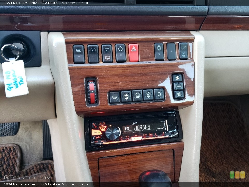Parchment Interior Controls for the 1994 Mercedes-Benz E 320 Estate #138752154