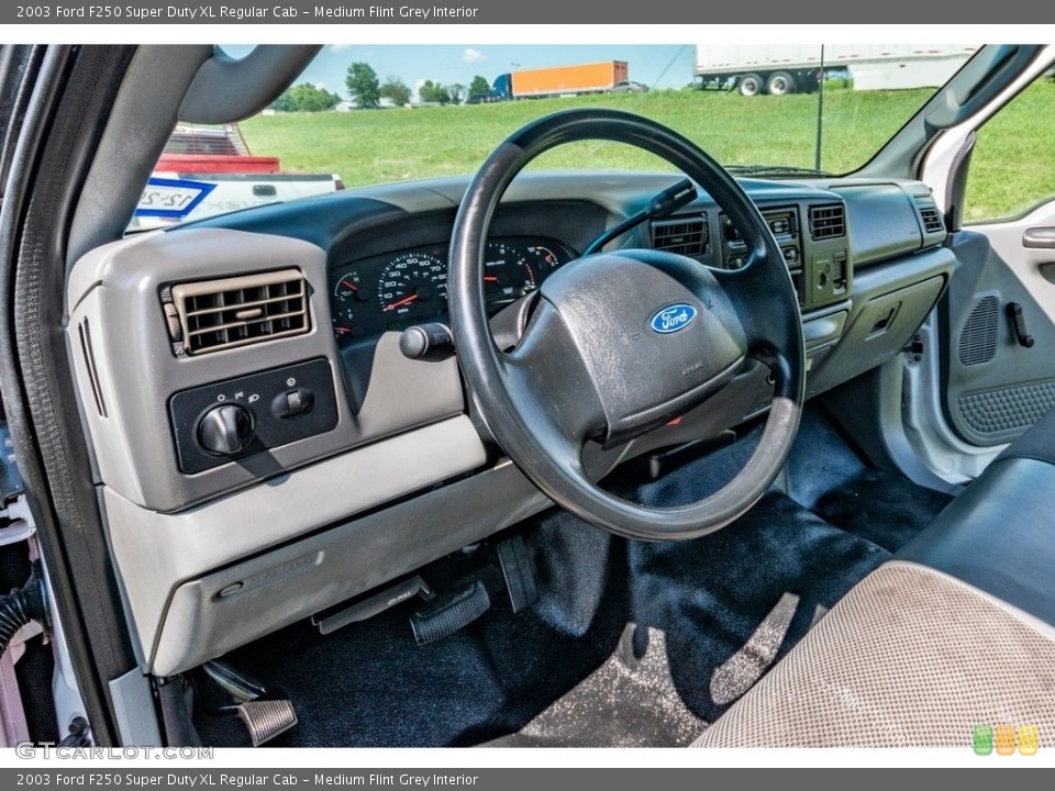 Medium Flint Grey Interior Photo for the 2003 Ford F250 Super Duty XL Regular Cab #139005473