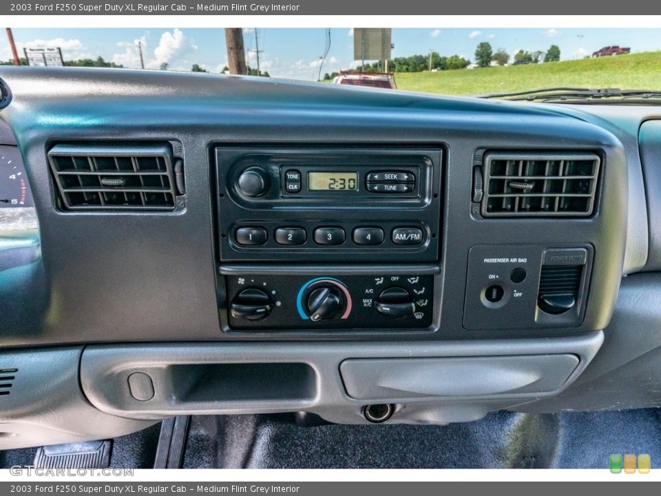 Medium Flint Grey Interior Controls for the 2003 Ford F250 Super Duty XL Regular Cab #139005557