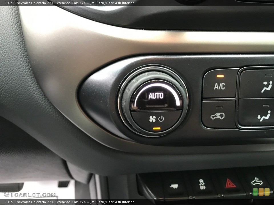 Jet Black/Dark Ash Interior Controls for the 2019 Chevrolet Colorado Z71 Extended Cab 4x4 #139434111
