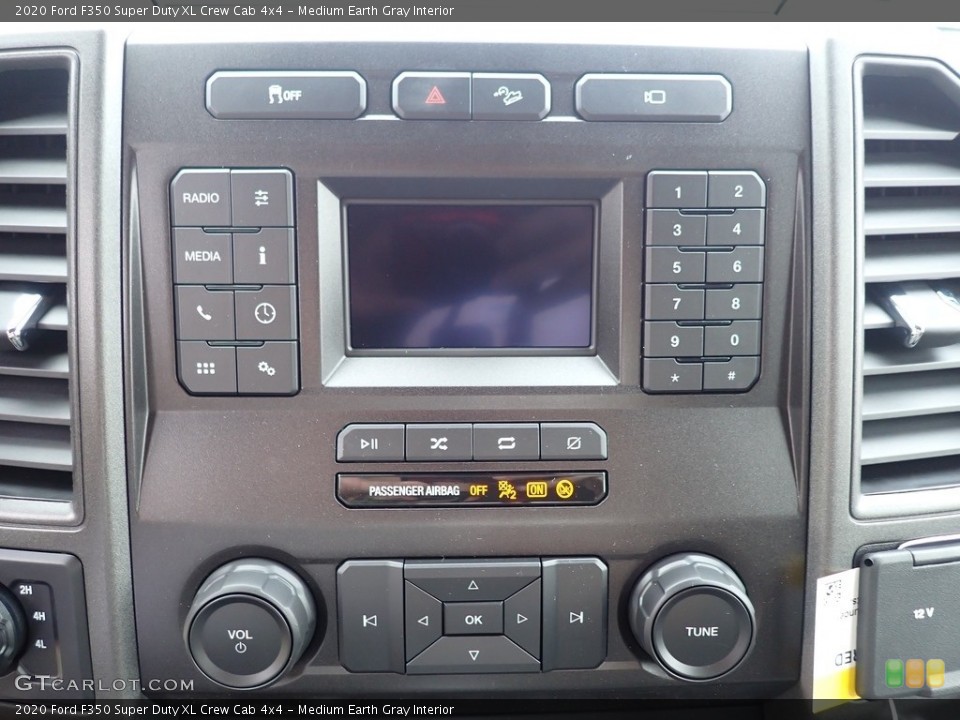 Medium Earth Gray Interior Controls for the 2020 Ford F350 Super Duty XL Crew Cab 4x4 #139579893