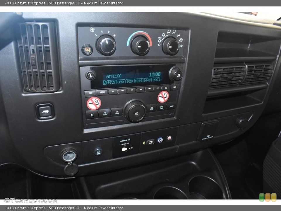 Medium Pewter Interior Controls for the 2018 Chevrolet Express 3500 Passenger LT #139635199