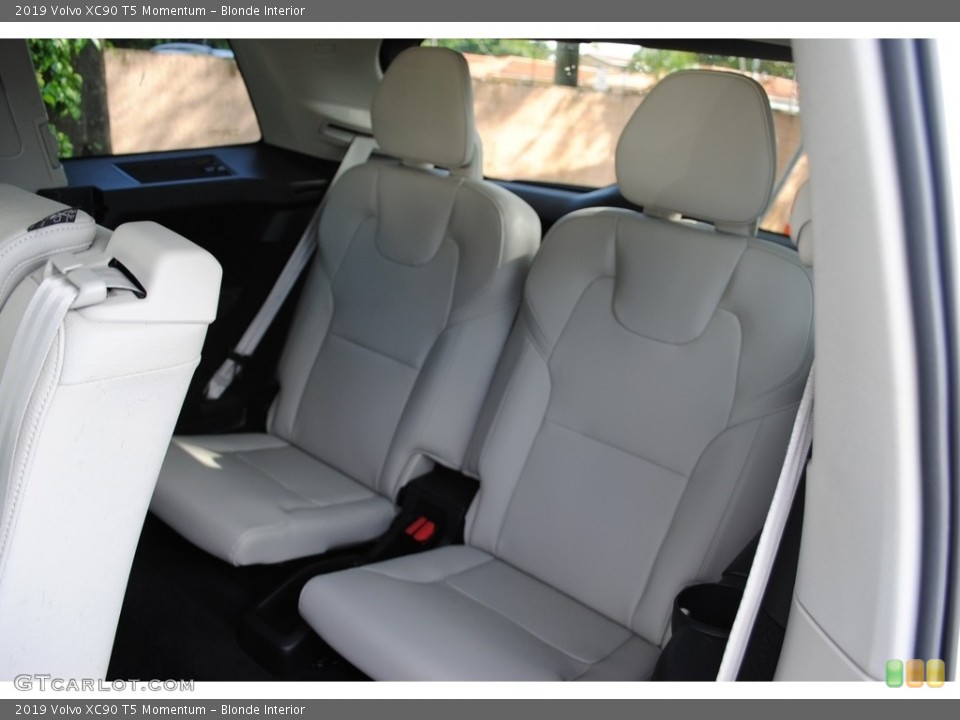 Blonde Interior Rear Seat for the 2019 Volvo XC90 T5 Momentum #139663315