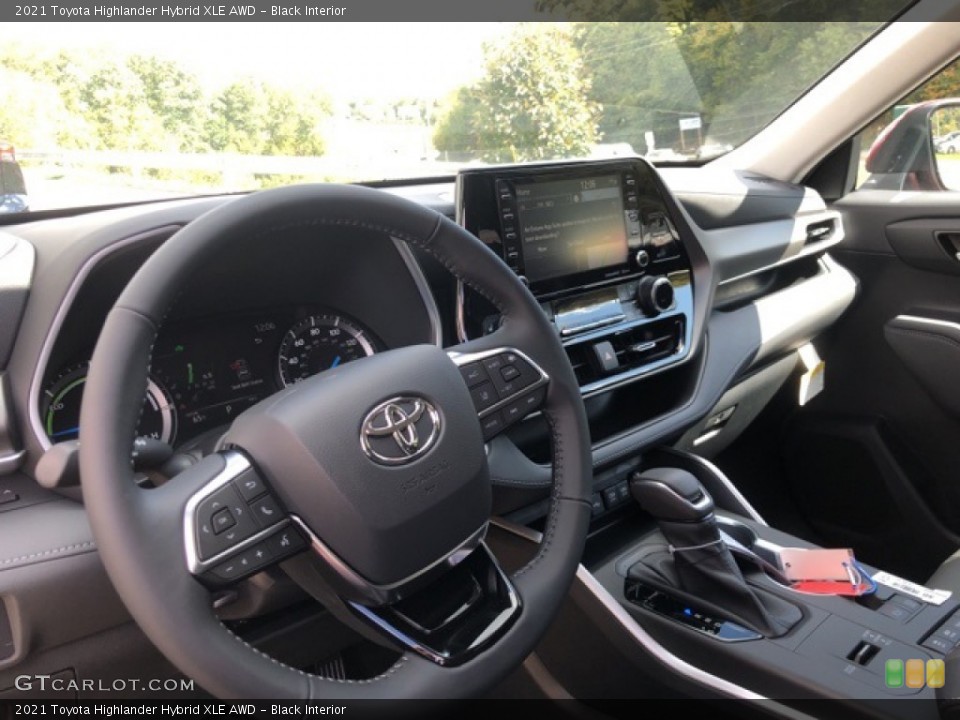 Black Interior Dashboard for the 2021 Toyota Highlander Hybrid XLE AWD #139735086