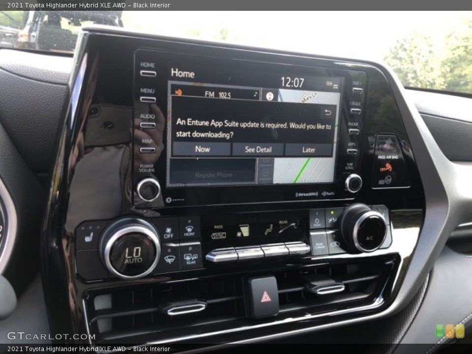 Black Interior Controls for the 2021 Toyota Highlander Hybrid XLE AWD #139735320