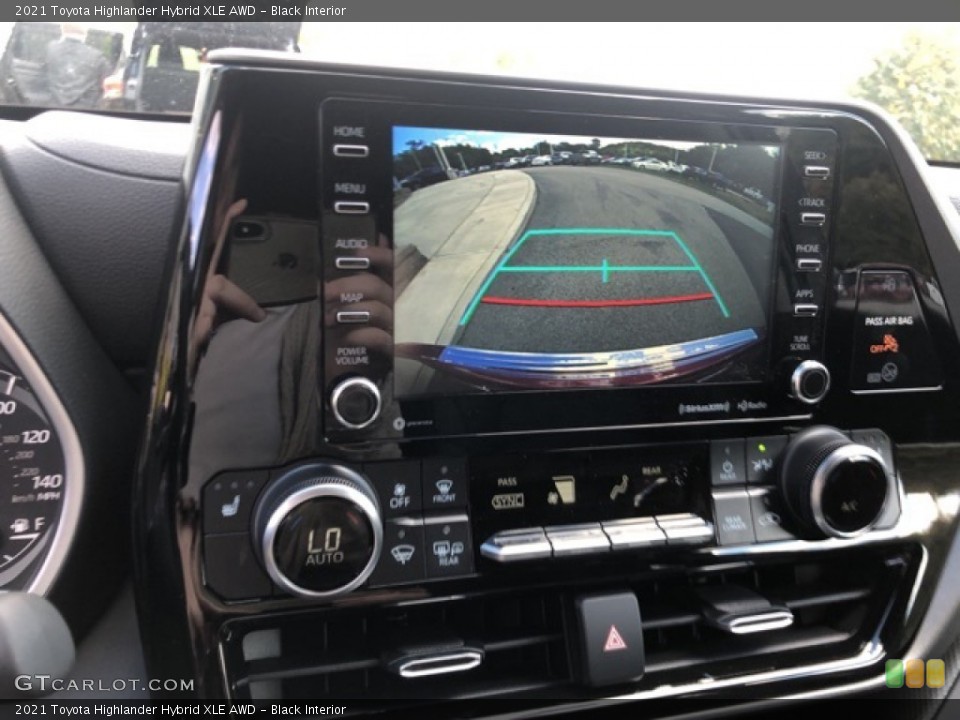 Black Interior Controls for the 2021 Toyota Highlander Hybrid XLE AWD #139735335
