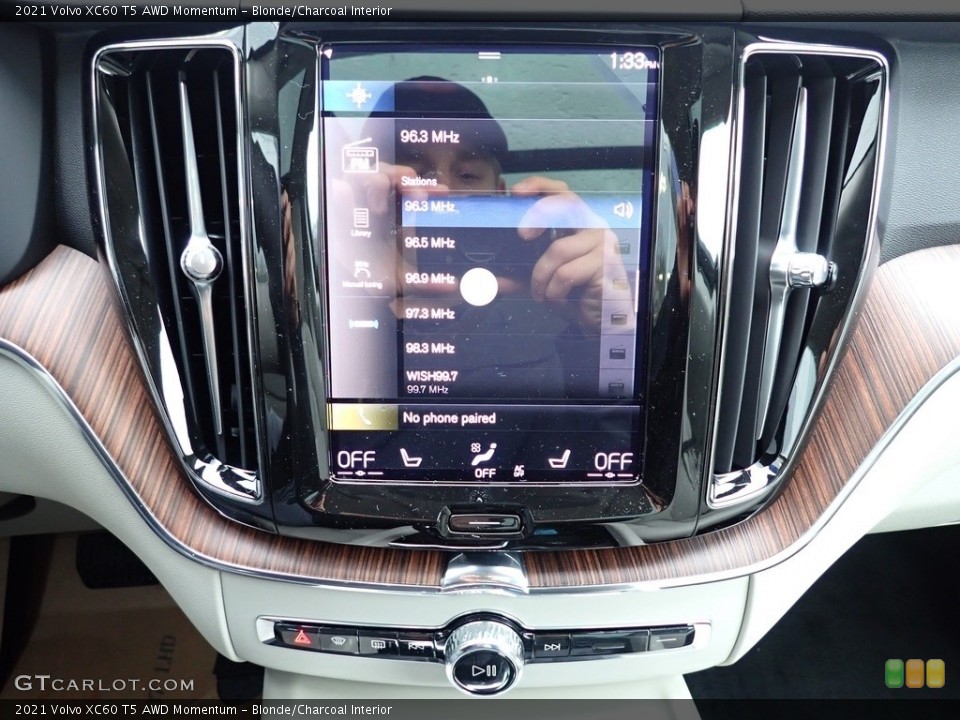Blonde/Charcoal Interior Controls for the 2021 Volvo XC60 T5 AWD Momentum #140030824