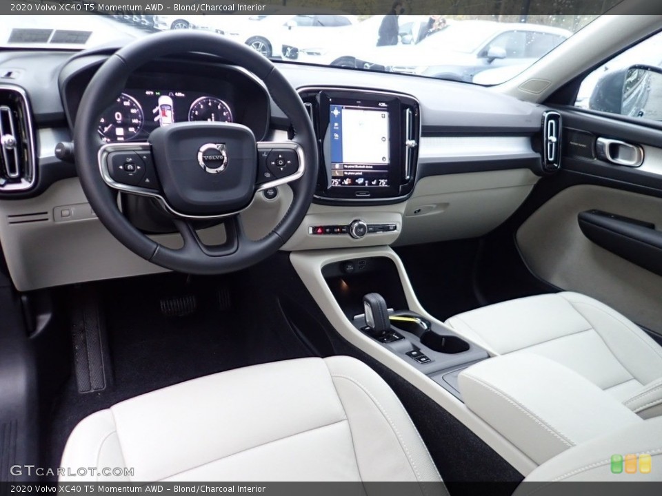 Blond/Charcoal Interior Photo for the 2020 Volvo XC40 T5 Momentum AWD #140042845