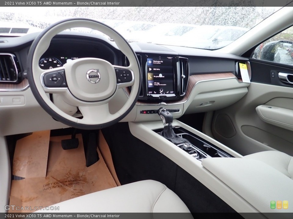 Blonde/Charcoal Interior Photo for the 2021 Volvo XC60 T5 AWD Momentum #140319144