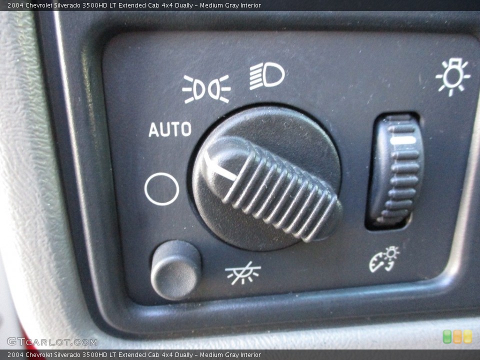 Medium Gray Interior Controls for the 2004 Chevrolet Silverado 3500HD LT Extended Cab 4x4 Dually #140338014