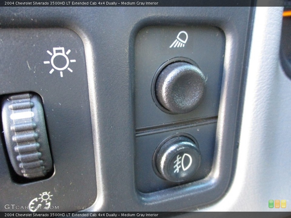 Medium Gray Interior Controls for the 2004 Chevrolet Silverado 3500HD LT Extended Cab 4x4 Dually #140338029