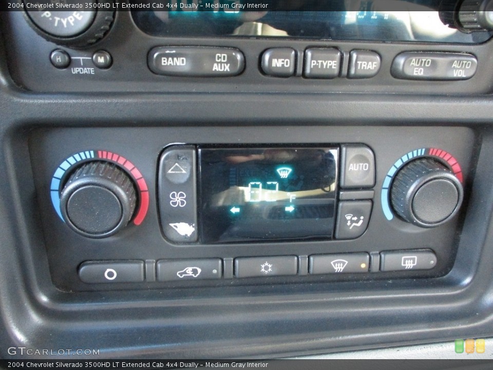 Medium Gray Interior Controls for the 2004 Chevrolet Silverado 3500HD LT Extended Cab 4x4 Dually #140338170