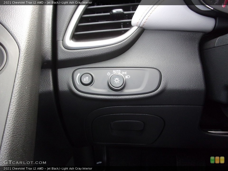 Jet Black/­Light Ash Gray Interior Controls for the 2021 Chevrolet Trax LS AWD #140497041