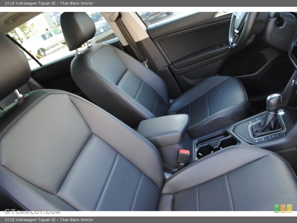 Titan Black Interior Photo for the 2018 Volkswagen Tiguan SE #140636297