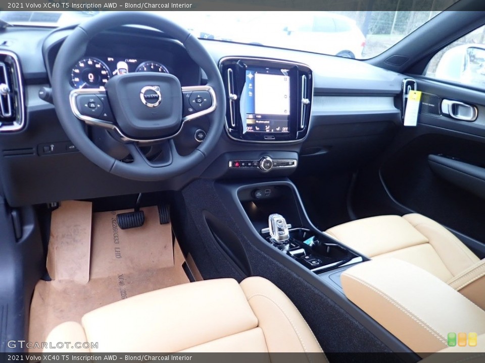 Blond/Charcoal Interior Photo for the 2021 Volvo XC40 T5 Inscription AWD #140661232