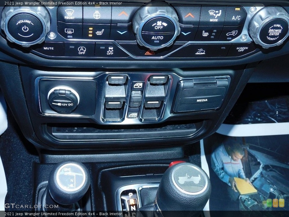 Black Interior Controls for the 2021 Jeep Wrangler Unlimited Freedom Edition 4x4 #140810546