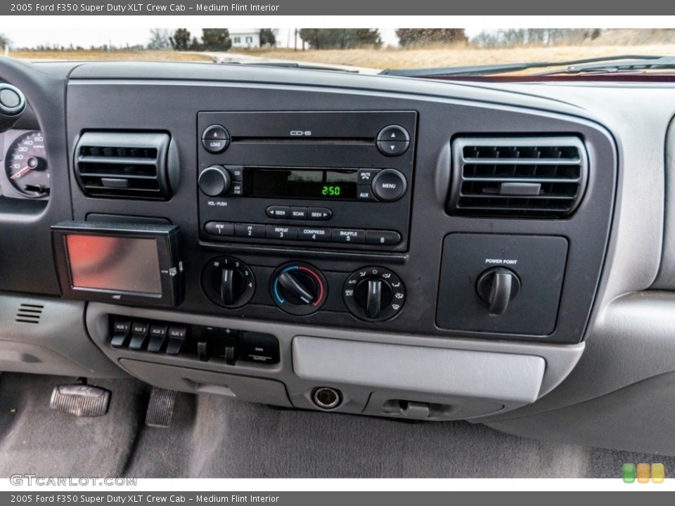 Medium Flint Interior Controls for the 2005 Ford F350 Super Duty XLT Crew Cab #140940111