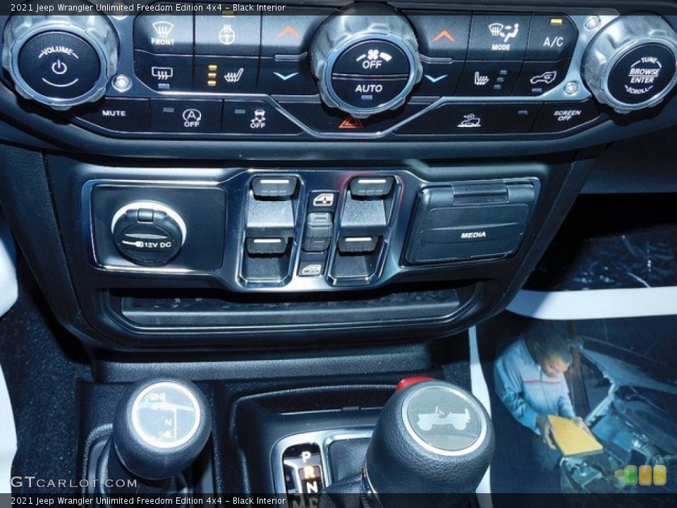 Black Interior Controls for the 2021 Jeep Wrangler Unlimited Freedom Edition 4x4 #141305504