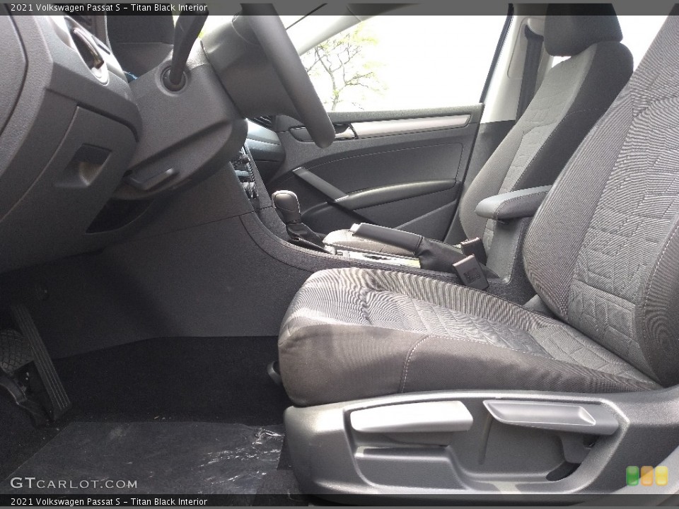 Titan Black Interior Photo for the 2021 Volkswagen Passat S #142028290