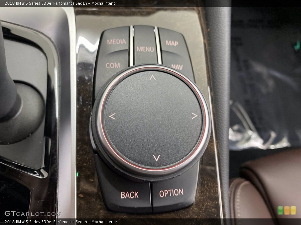 Mocha Interior Controls for the 2018 BMW 5 Series 530e iPerfomance Sedan #142039411