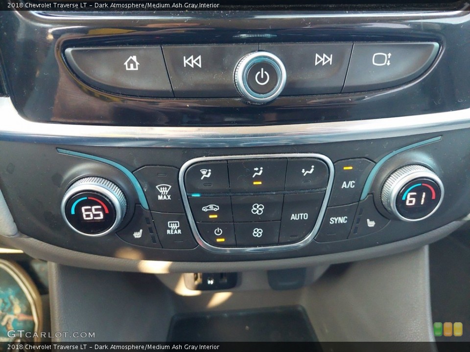 Dark Atmosphere/Medium Ash Gray Interior Controls for the 2018 Chevrolet Traverse LT #142652752
