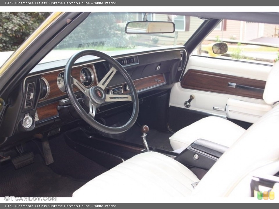 White Interior Photo for the 1972 Oldsmobile Cutlass Supreme Hardtop Coupe #142686724