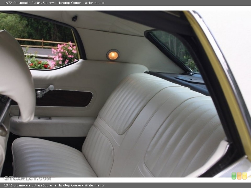 White Interior Rear Seat for the 1972 Oldsmobile Cutlass Supreme Hardtop Coupe #142686742