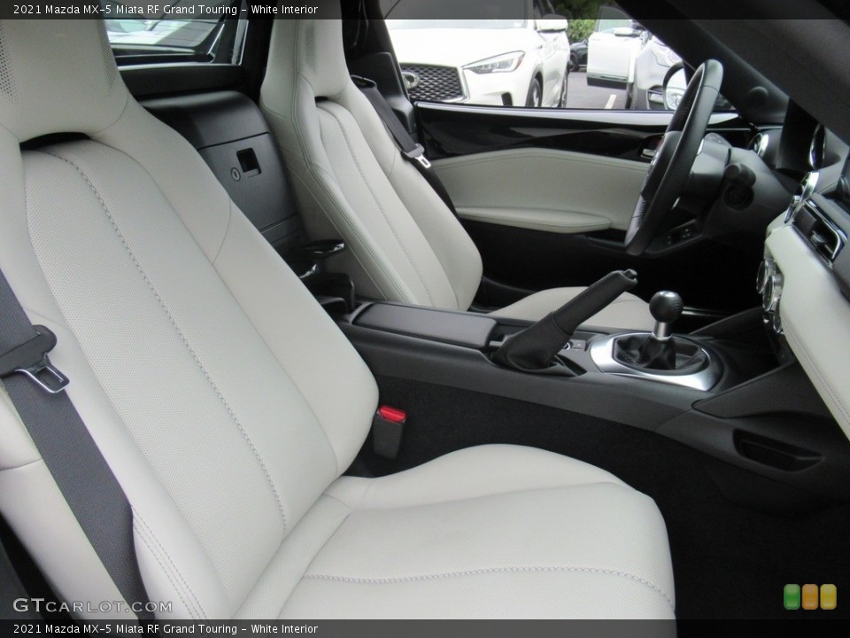 White Interior Photo for the 2021 Mazda MX-5 Miata RF Grand Touring #143010038