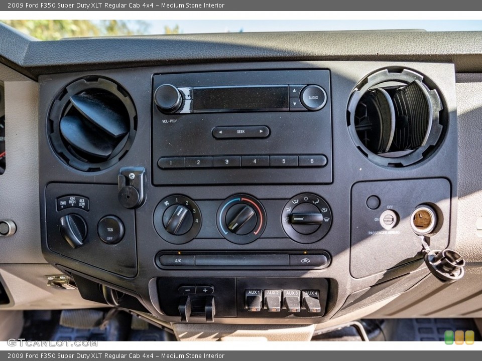 Medium Stone Interior Controls for the 2009 Ford F350 Super Duty XLT Regular Cab 4x4 #143106407